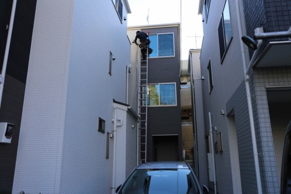 3階建て 作業風景 危険工事 3階 スライダー 他社に断られても当社QUATTROがお力になります