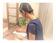 カウンターで受付をしている患者さんの写真です